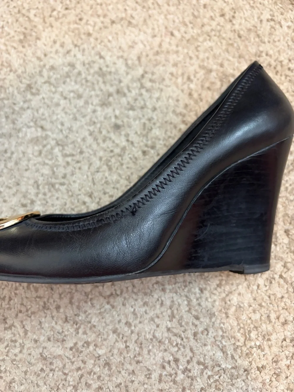 Tory Burch “Sophie” Wedge Heels in Black leather with gold hardware, 8 - Picture 10 of 13